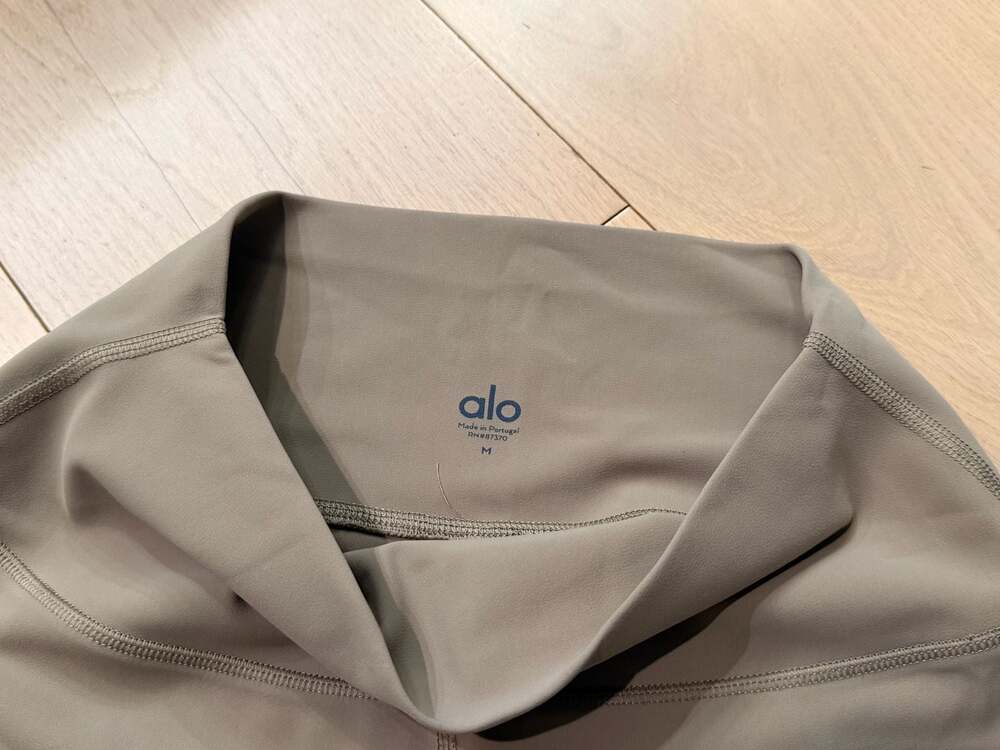 Alo Yoga High-Waist Vapor Leggings with Metallic Stripe Detail - Picture 4 of 10